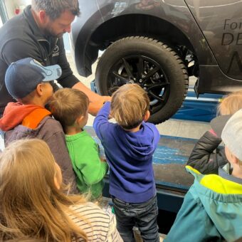 Besuch im Autohaus