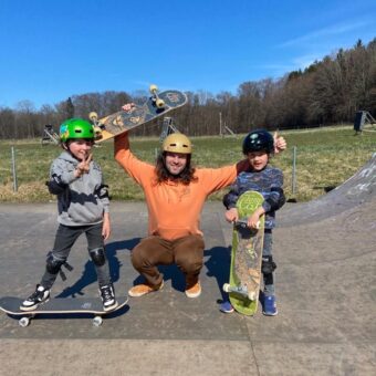 Bestes Wetter, beste Laune: Skatekurs in Berg