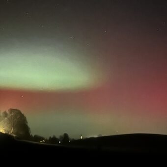 Polarlichter über Berg