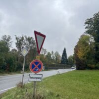 Halbseitige Straßensperrung in Kempfenhausen