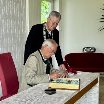 Hans-Peter Eisenhut im Goldenen Buch der Gemeinde Berg