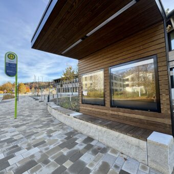 Eröffnung der neuen Bushaltestelle “Rathaus”